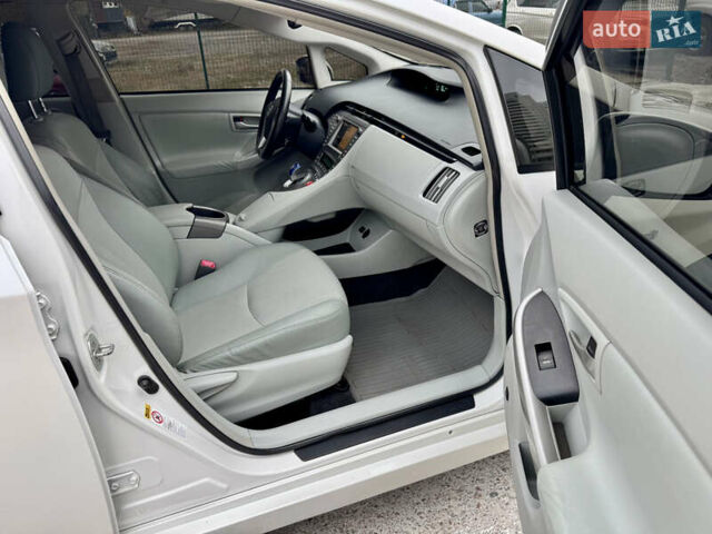 Белый Тойота Приус, объемом двигателя 1.8 л и пробегом 165 тыс. км за 12700 $, фото 30 на Automoto.ua