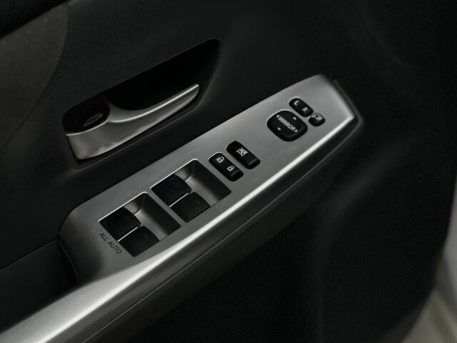 Білий Тойота Пріус, об'ємом двигуна 1.8 л та пробігом 193 тис. км за 13000 $, фото 7 на Automoto.ua