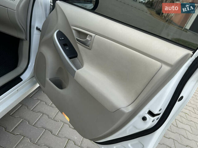 Белый Тойота Приус, объемом двигателя 1.8 л и пробегом 235 тыс. км за 11700 $, фото 35 на Automoto.ua