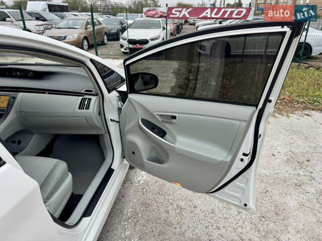 Белый Тойота Приус, объемом двигателя 1.8 л и пробегом 165 тыс. км за 12800 $, фото 26 на Automoto.ua