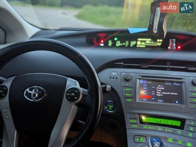 Білий Тойота Пріус, об'ємом двигуна 1.8 л та пробігом 270 тис. км за 11200 $, фото 7 на Automoto.ua