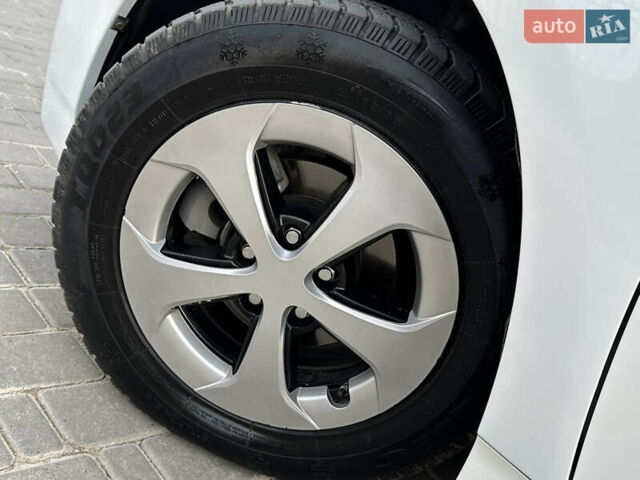 Белый Тойота Приус, объемом двигателя 1.8 л и пробегом 235 тыс. км за 11700 $, фото 7 на Automoto.ua