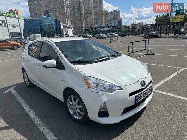 Белый Тойота Приус, объемом двигателя 1.5 л и пробегом 211 тыс. км за 10300 $, фото 2 на Automoto.ua
