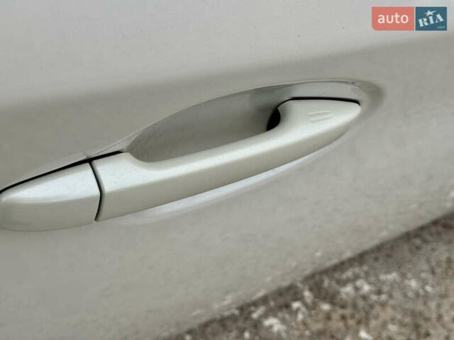 Белый Тойота Приус, объемом двигателя 1.8 л и пробегом 165 тыс. км за 12700 $, фото 25 на Automoto.ua