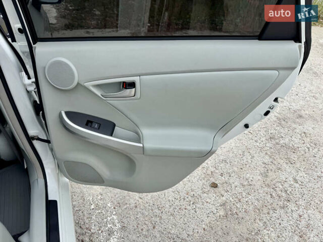 Белый Тойота Приус, объемом двигателя 1.8 л и пробегом 165 тыс. км за 12800 $, фото 20 на Automoto.ua