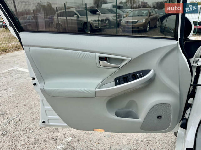 Белый Тойота Приус, объемом двигателя 1.8 л и пробегом 165 тыс. км за 12700 $, фото 10 на Automoto.ua