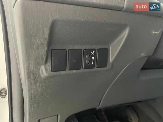 Белый Тойота Приус, объемом двигателя 1.79 л и пробегом 217 тыс. км за 10990 $, фото 19 на Automoto.ua