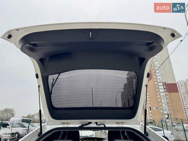 Белый Тойота Приус, объемом двигателя 1.8 л и пробегом 165 тыс. км за 12700 $, фото 55 на Automoto.ua