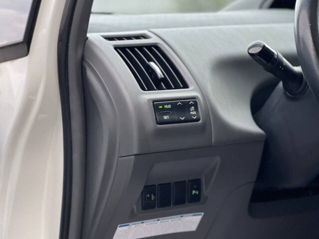 Білий Тойота Пріус, об'ємом двигуна 1.8 л та пробігом 193 тис. км за 13000 $, фото 8 на Automoto.ua