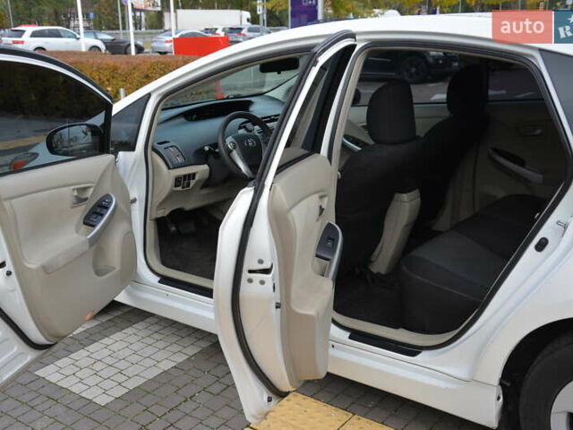 Белый Тойота Приус, объемом двигателя 1.8 л и пробегом 281 тыс. км за 9999 $, фото 18 на Automoto.ua