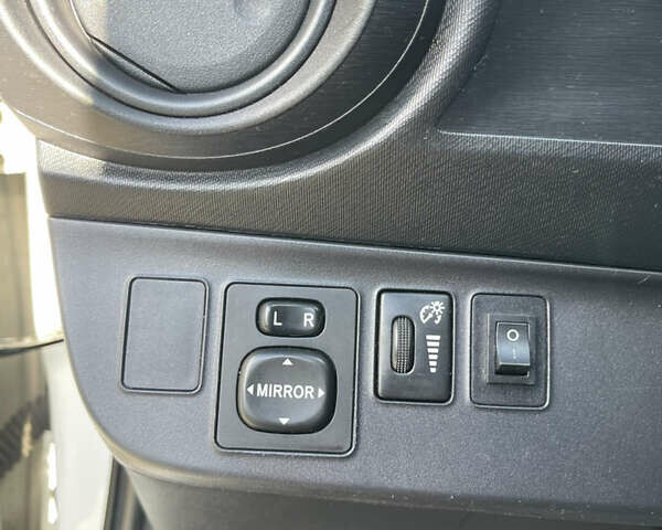 Білий Тойота Пріус, об'ємом двигуна 1.5 л та пробігом 181 тис. км за 9499 $, фото 34 на Automoto.ua