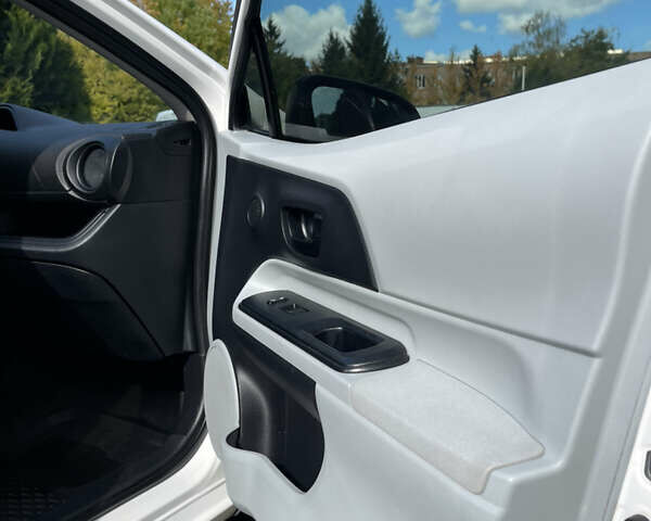 Білий Тойота Пріус, об'ємом двигуна 1.5 л та пробігом 181 тис. км за 8799 $, фото 22 на Automoto.ua