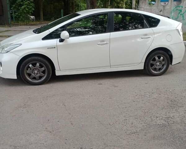 Белый Тойота Приус, объемом двигателя 1.8 л и пробегом 320 тыс. км за 9500 $, фото 4 на Automoto.ua