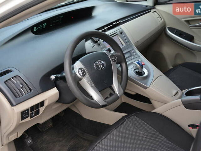 Белый Тойота Приус, объемом двигателя 1.8 л и пробегом 281 тыс. км за 9999 $, фото 20 на Automoto.ua