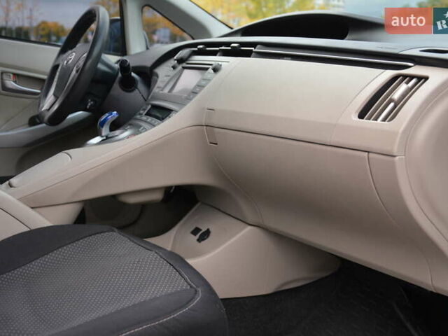 Белый Тойота Приус, объемом двигателя 1.8 л и пробегом 281 тыс. км за 9999 $, фото 27 на Automoto.ua