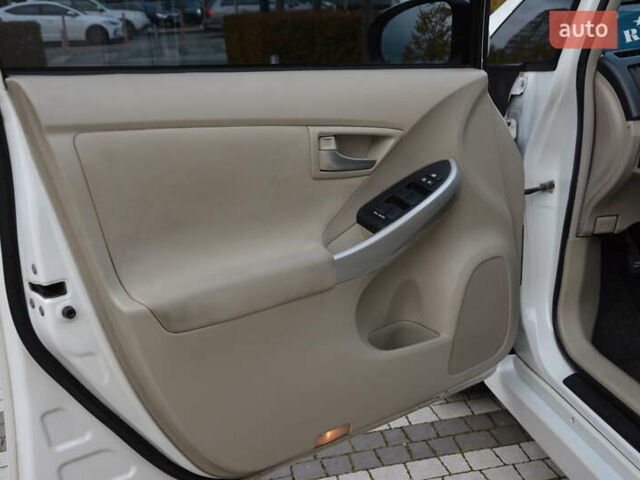 Белый Тойота Приус, объемом двигателя 1.8 л и пробегом 281 тыс. км за 9999 $, фото 19 на Automoto.ua