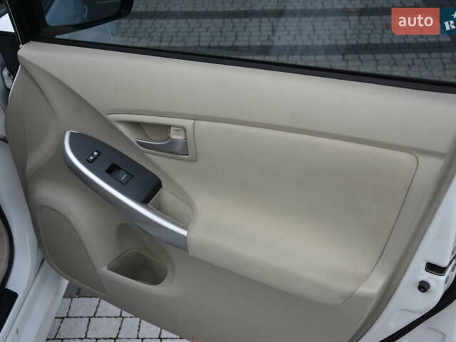 Белый Тойота Приус, объемом двигателя 1.8 л и пробегом 281 тыс. км за 9999 $, фото 30 на Automoto.ua