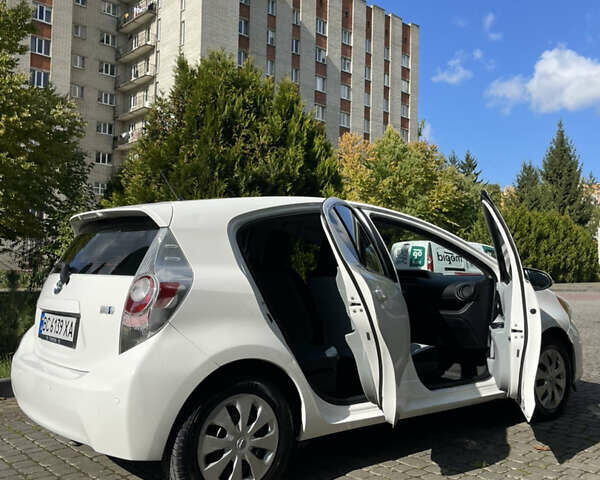 Білий Тойота Пріус, об'ємом двигуна 1.5 л та пробігом 181 тис. км за 8799 $, фото 36 на Automoto.ua
