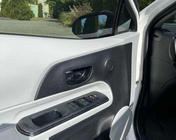 Білий Тойота Пріус, об'ємом двигуна 1.5 л та пробігом 181 тис. км за 8799 $, фото 17 на Automoto.ua