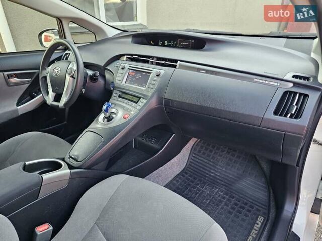 Белый Тойота Приус, объемом двигателя 1.8 л и пробегом 240 тыс. км за 12500 $, фото 11 на Automoto.ua