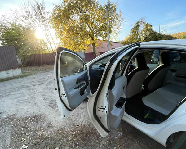 Білий Тойота Пріус, об'ємом двигуна 1.5 л та пробігом 98 тис. км за 8500 $, фото 2 на Automoto.ua