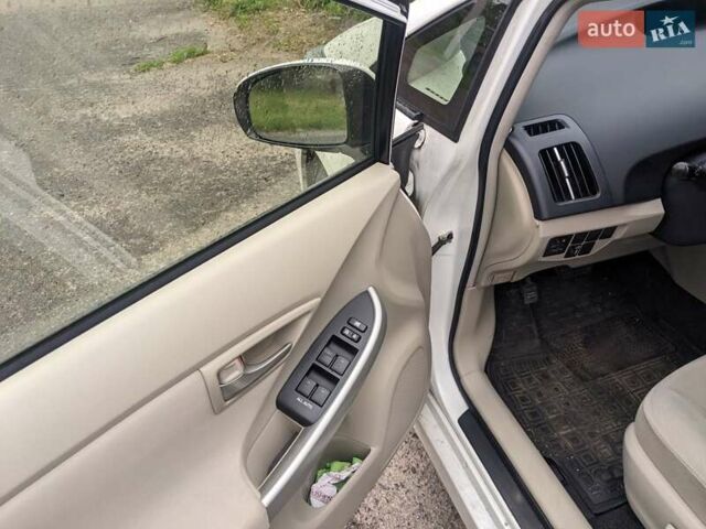 Белый Тойота Приус, объемом двигателя 1.8 л и пробегом 179 тыс. км за 12500 $, фото 5 на Automoto.ua