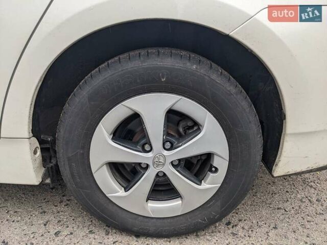 Белый Тойота Приус, объемом двигателя 1.8 л и пробегом 179 тыс. км за 12500 $, фото 3 на Automoto.ua