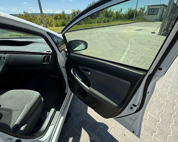 Белый Тойота Приус, объемом двигателя 1.8 л и пробегом 312 тыс. км за 14500 $, фото 11 на Automoto.ua