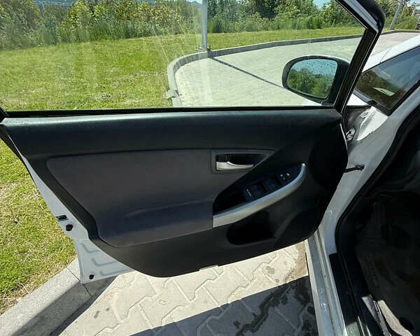 Белый Тойота Приус, объемом двигателя 1.8 л и пробегом 312 тыс. км за 14500 $, фото 17 на Automoto.ua