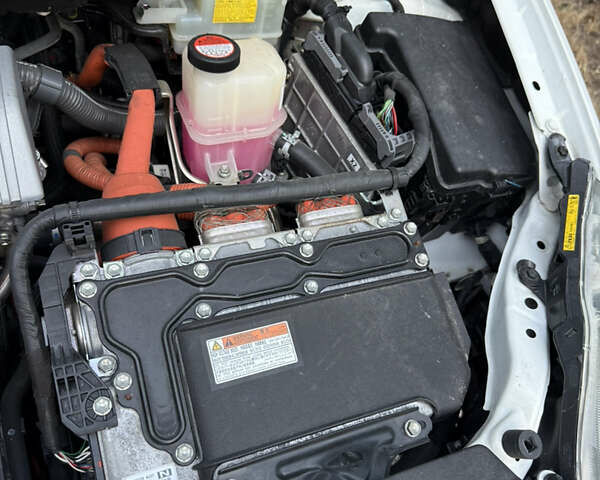 Білий Тойота Пріус, об'ємом двигуна 1.8 л та пробігом 117 тис. км за 13200 $, фото 72 на Automoto.ua