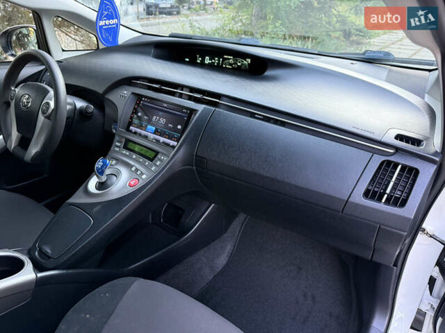 Білий Тойота Пріус, об'ємом двигуна 1.8 л та пробігом 117 тис. км за 13200 $, фото 45 на Automoto.ua