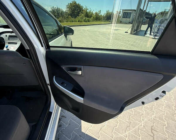 Белый Тойота Приус, объемом двигателя 1.8 л и пробегом 312 тыс. км за 14500 $, фото 12 на Automoto.ua