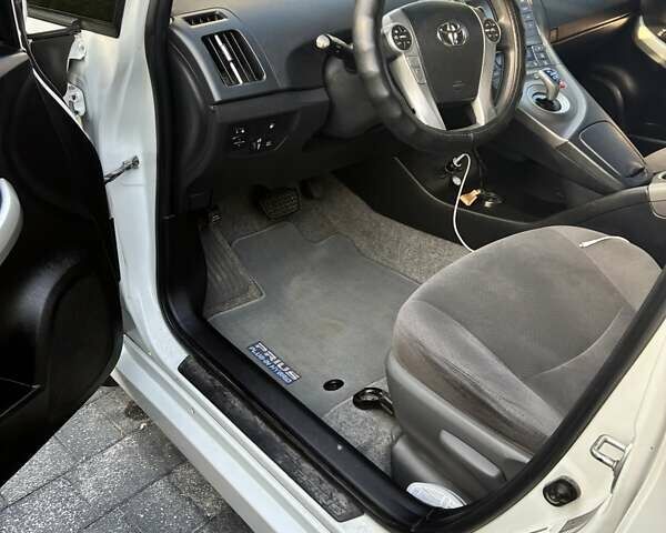 Білий Тойота Пріус, об'ємом двигуна 1.8 л та пробігом 176 тис. км за 15000 $, фото 8 на Automoto.ua