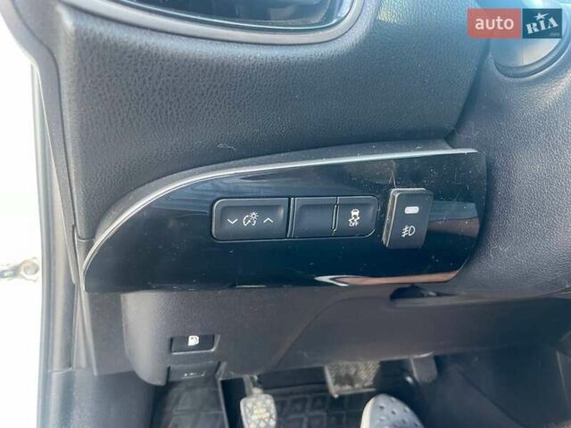Белый Тойота Приус, объемом двигателя 1.8 л и пробегом 214 тыс. км за 15900 $, фото 32 на Automoto.ua