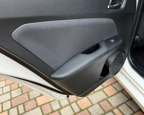 Белый Тойота Приус, объемом двигателя 1.8 л и пробегом 134 тыс. км за 14800 $, фото 63 на Automoto.ua