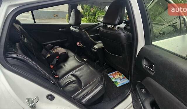 Белый Тойота Приус, объемом двигателя 1.8 л и пробегом 365 тыс. км за 11000 $, фото 6 на Automoto.ua