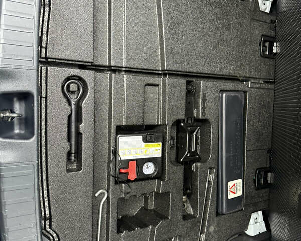 Белый Тойота Приус, объемом двигателя 1.8 л и пробегом 135 тыс. км за 14800 $, фото 78 на Automoto.ua