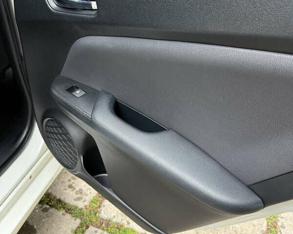 Белый Тойота Приус, объемом двигателя 1.8 л и пробегом 135 тыс. км за 14800 $, фото 73 на Automoto.ua