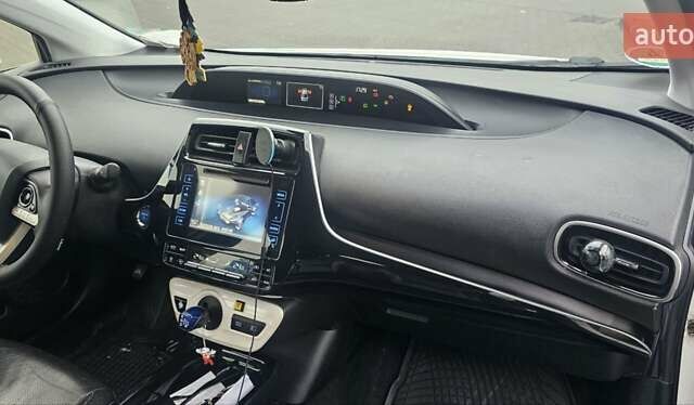 Белый Тойота Приус, объемом двигателя 1.8 л и пробегом 365 тыс. км за 11000 $, фото 4 на Automoto.ua