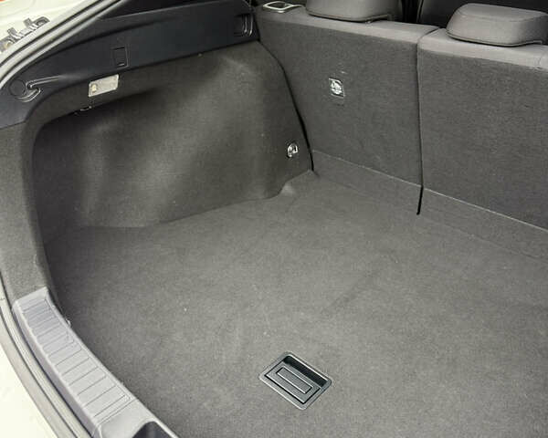 Белый Тойота Приус, объемом двигателя 1.8 л и пробегом 134 тыс. км за 14800 $, фото 66 на Automoto.ua