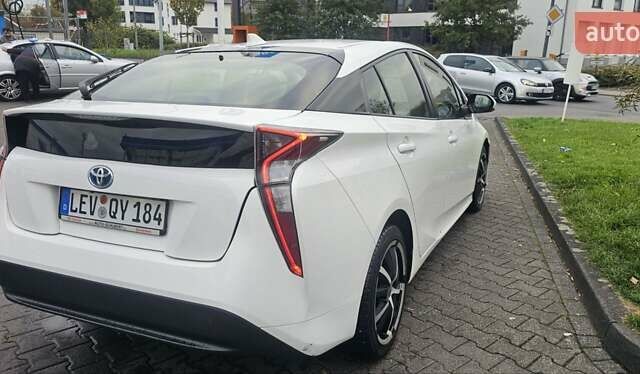 Белый Тойота Приус, объемом двигателя 1.8 л и пробегом 365 тыс. км за 11000 $, фото 2 на Automoto.ua