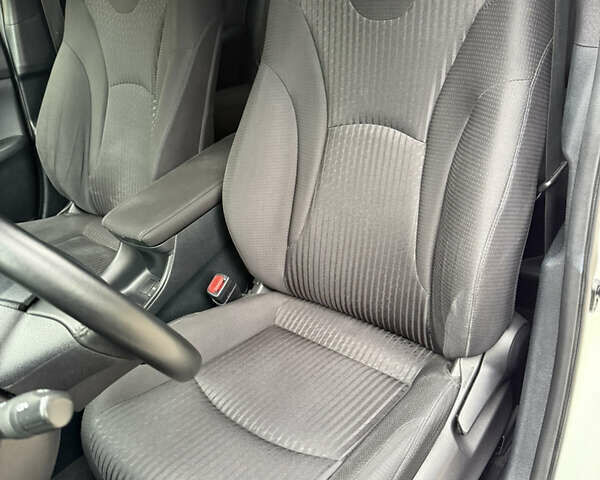 Белый Тойота Приус, объемом двигателя 1.8 л и пробегом 135 тыс. км за 14800 $, фото 61 на Automoto.ua