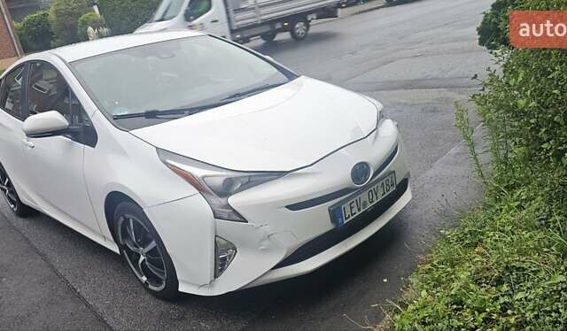 Белый Тойота Приус, объемом двигателя 1.8 л и пробегом 365 тыс. км за 11000 $, фото 5 на Automoto.ua