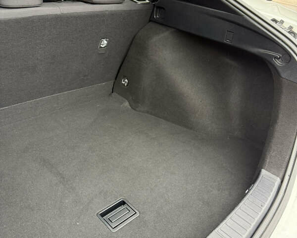 Белый Тойота Приус, объемом двигателя 1.8 л и пробегом 134 тыс. км за 14800 $, фото 67 на Automoto.ua