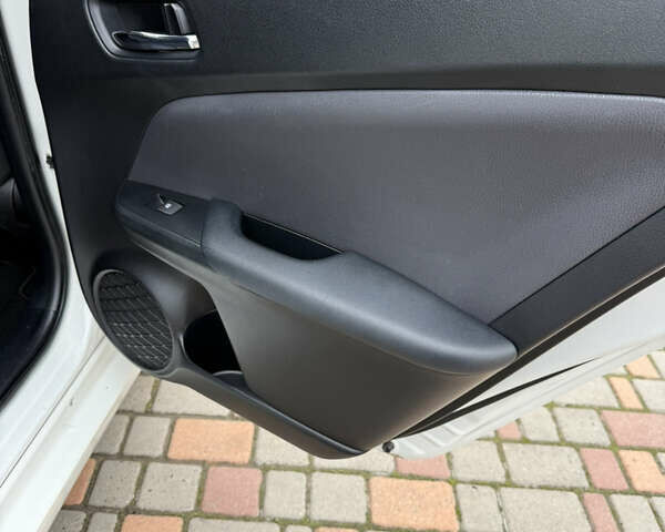 Белый Тойота Приус, объемом двигателя 1.8 л и пробегом 134 тыс. км за 14800 $, фото 60 на Automoto.ua