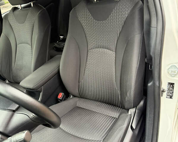 Белый Тойота Приус, объемом двигателя 1.8 л и пробегом 134 тыс. км за 14800 $, фото 54 на Automoto.ua