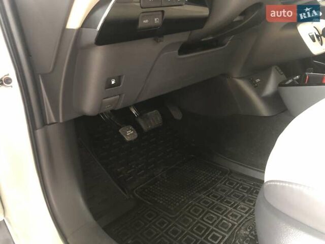 Белый Тойота Приус, объемом двигателя 1.8 л и пробегом 128 тыс. км за 18400 $, фото 28 на Automoto.ua