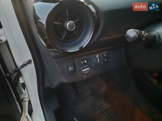 Білий Тойота Пріус, об'ємом двигуна 1.5 л та пробігом 126 тис. км за 13850 $, фото 8 на Automoto.ua