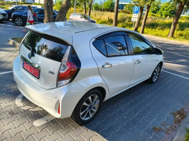 Білий Тойота Пріус, об'ємом двигуна 1.5 л та пробігом 73 тис. км за 12800 $, фото 2 на Automoto.ua