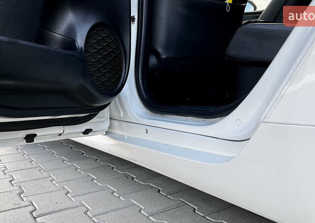 Білий Тойота Пріус, об'ємом двигуна 1.8 л та пробігом 90 тис. км за 21500 $, фото 8 на Automoto.ua